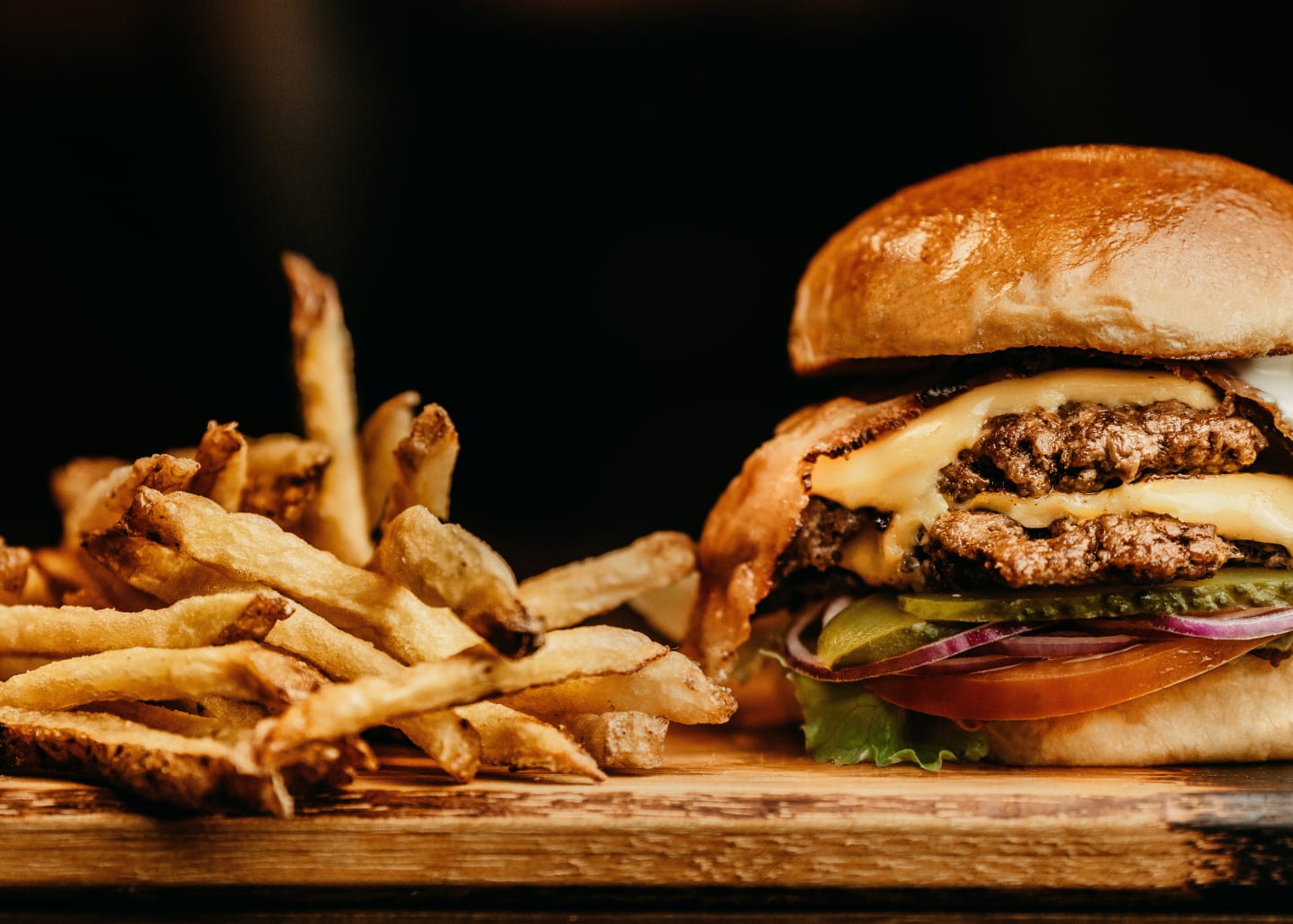 Hamburger og pommes frites.