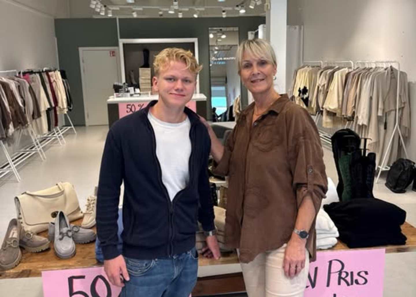 Bilde av to personer som jobber på Happyy
