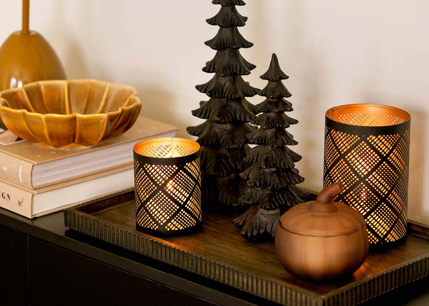 Dekorasjon med lys, fat og trær