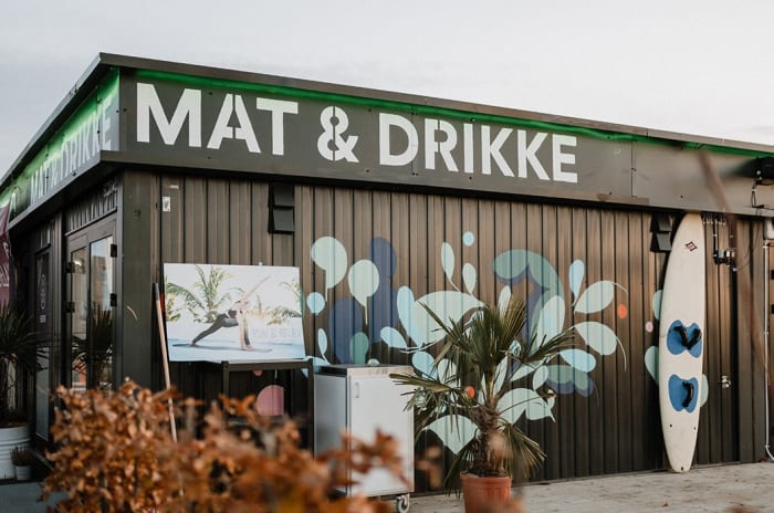 Bilde av et bygg på visningssenteret på Fornebu. På bygningen står det "MAT & DRIKKE".