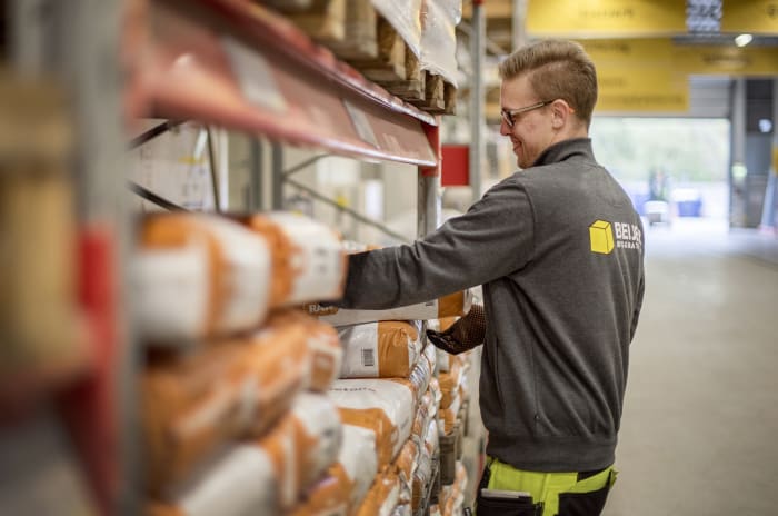 En anställd hos Beijer Byggmaterial.