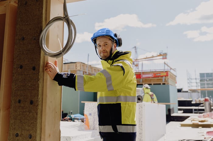 Foto av Obos-ansatt på byggeplassen til Obos living lab.