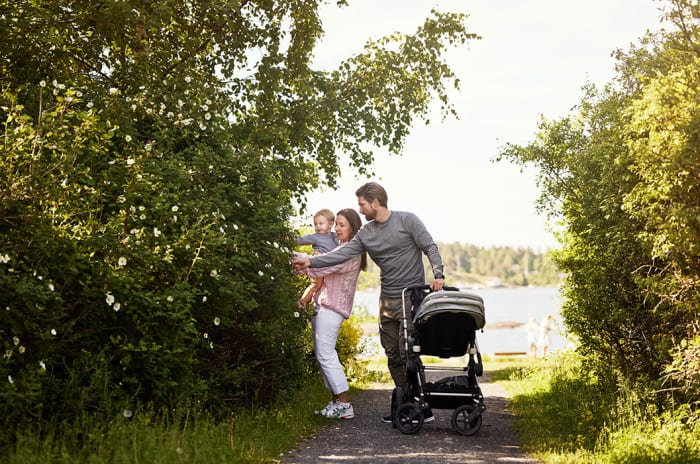 Familie går tur på Fornebu