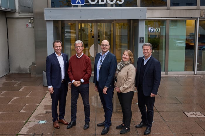 Foto av fem ledere i OBOS Eiendom foran Hammersborg Torg. Fra venstre Øystein Embretsen, Odd Rune Tenfjord, Tor Kjetil Dedekam Pedersen, Elisabeth Sverdrup Braaten og Thor L. Bareksten.