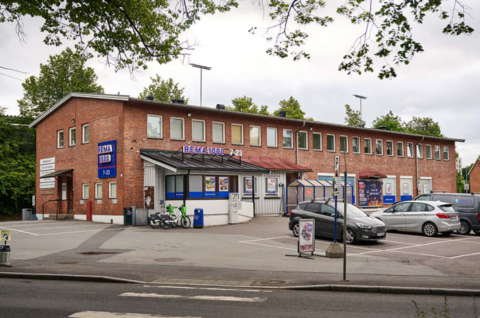 Foto av bygningen i Kjelsåsveien 7 og tilhørende kundeparkering.