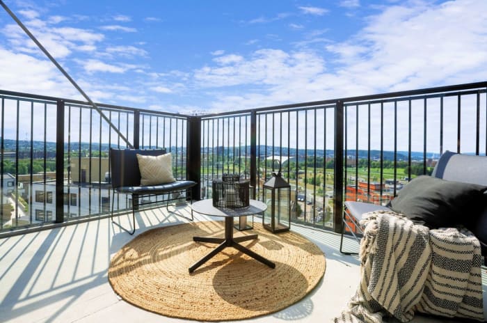 Bilde tatt fra en balkong med utsikt over Oslo fra en av toppleilighetene i boligprosjektet Ulven T