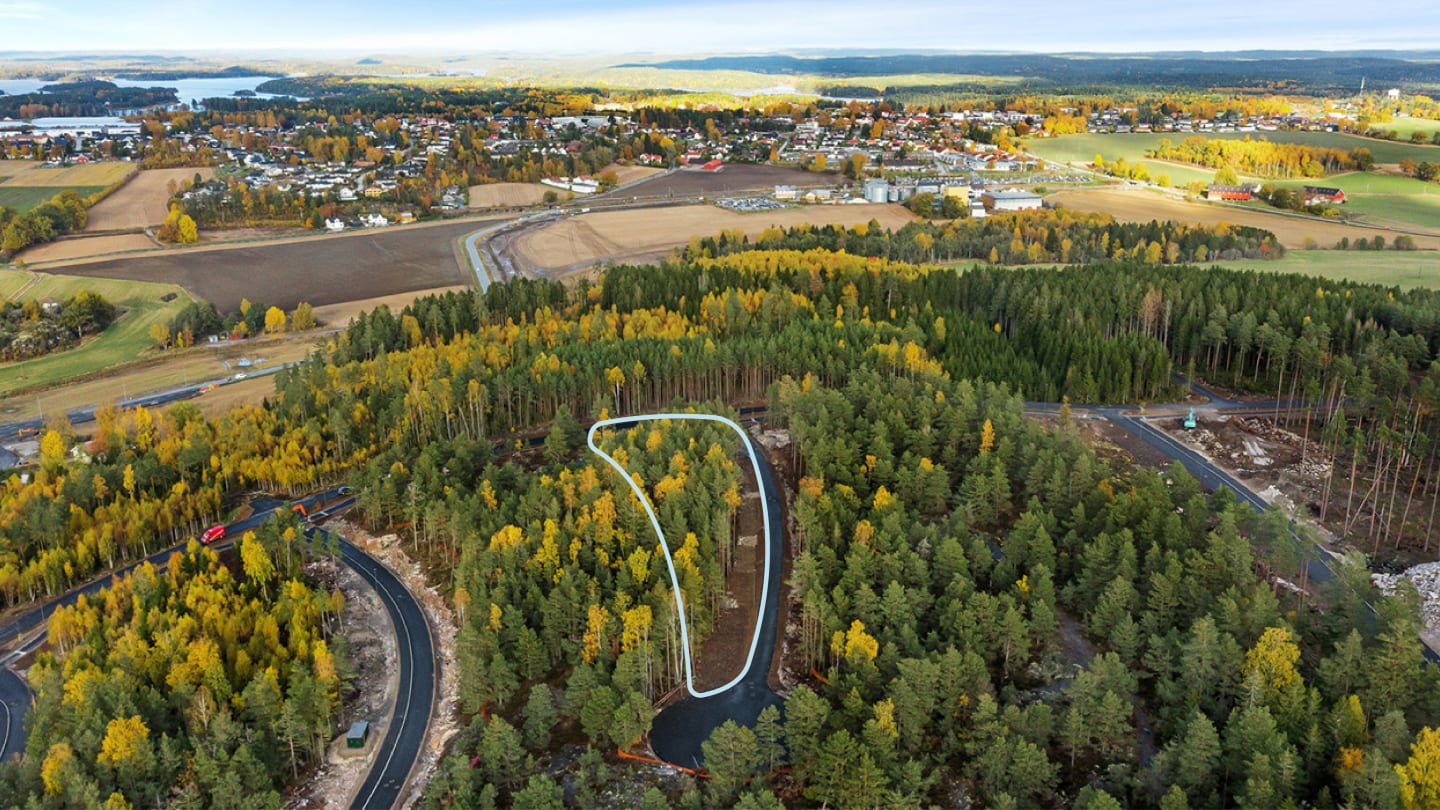 Dronefoto av Strømnesåsen med markert område over tomtene