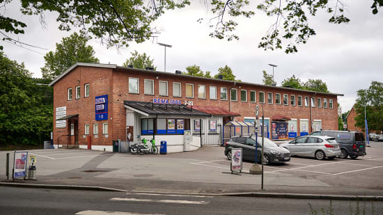 Foto av bygningen i Kjelsåsveien 7 og tilhørende kundeparkering.