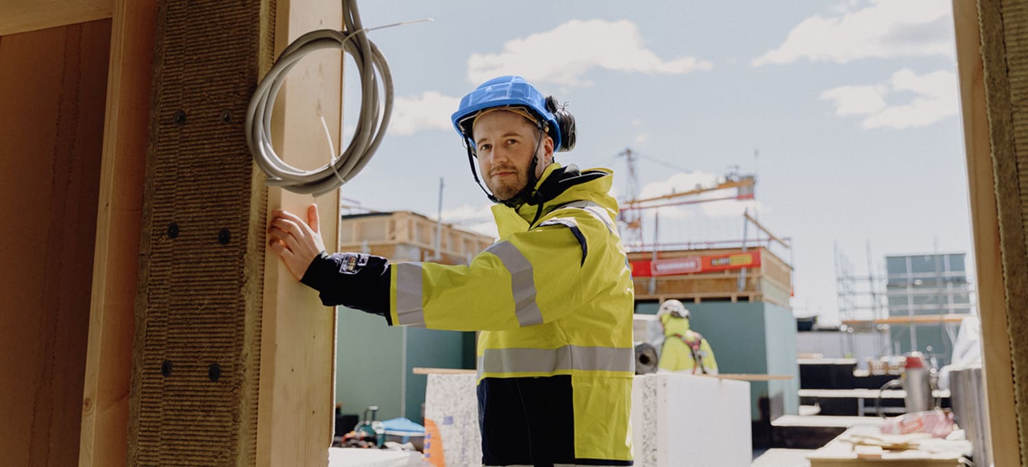 Foto av Obos-ansatt på byggeplassen til Obos living lab.