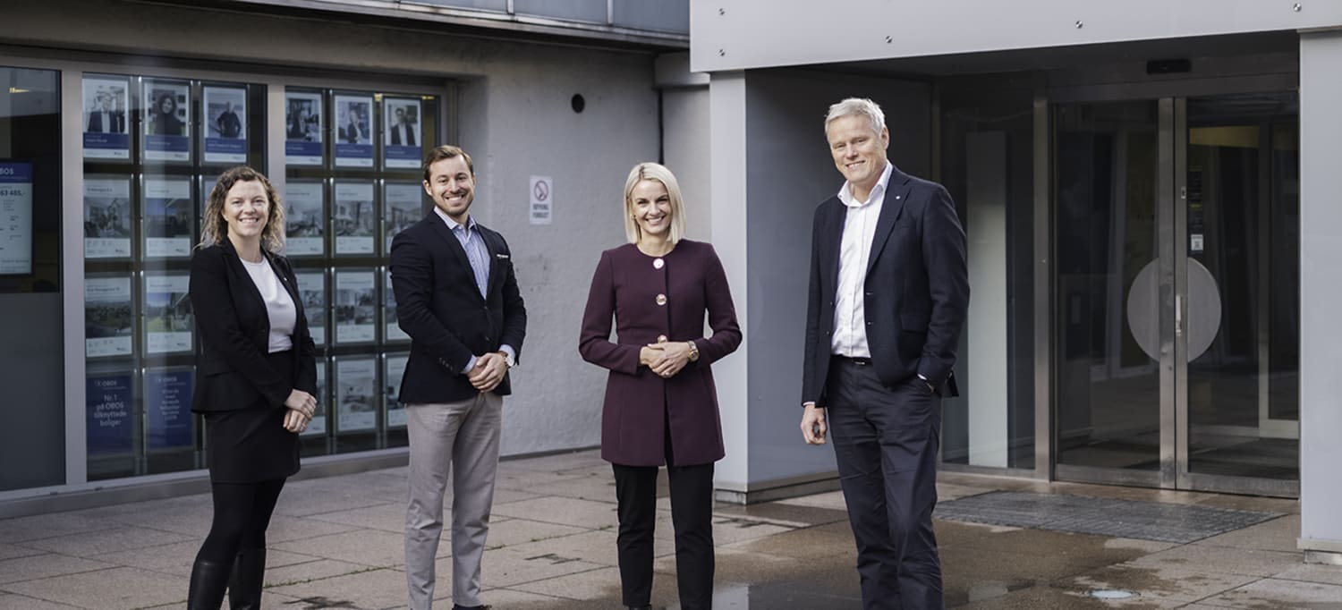  Personer på bildet: Hilde Rannem Rostad, direktør for digitalisering av økonomitjenester i OBOS. Daniel Bjørstad Karlsen, kommersiell leder i Semine. Lene Diesen, CEO i Semine. Morten Aagenæs, konserndirektør for innovasjon, forretningsførsel og rådgivning i OBOS. 