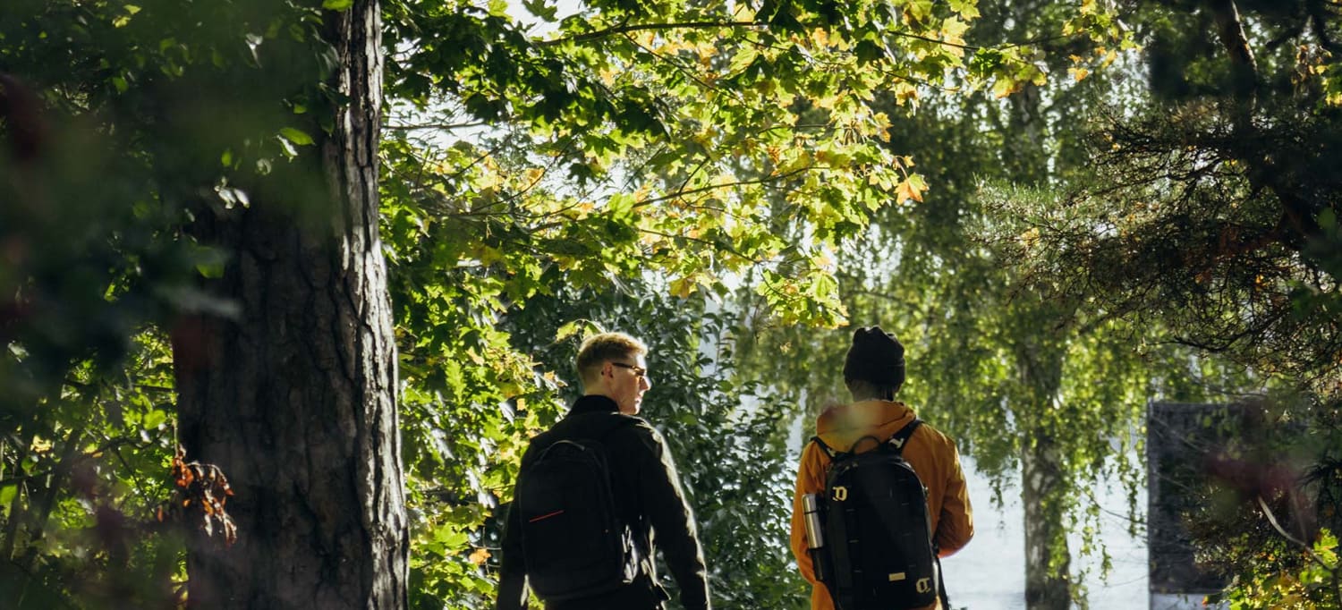 Två personer i en skog i Arkösund