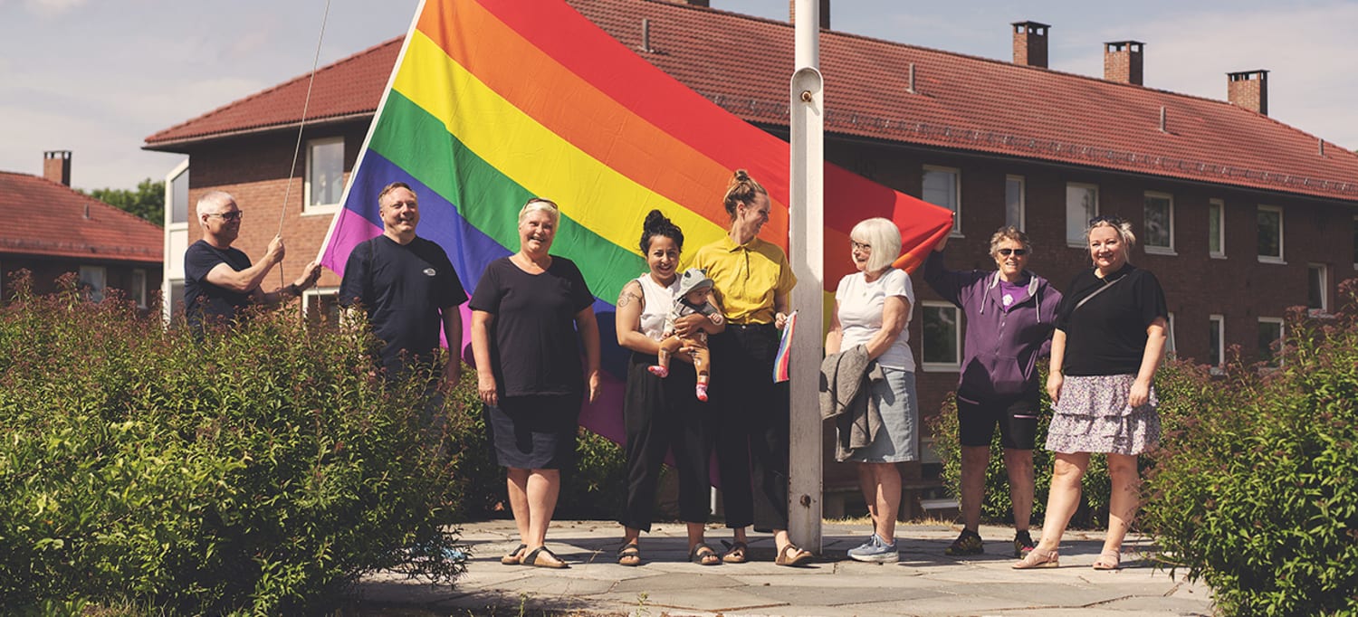 Foto av OBOS beboere med Pride flagg på Etterstad