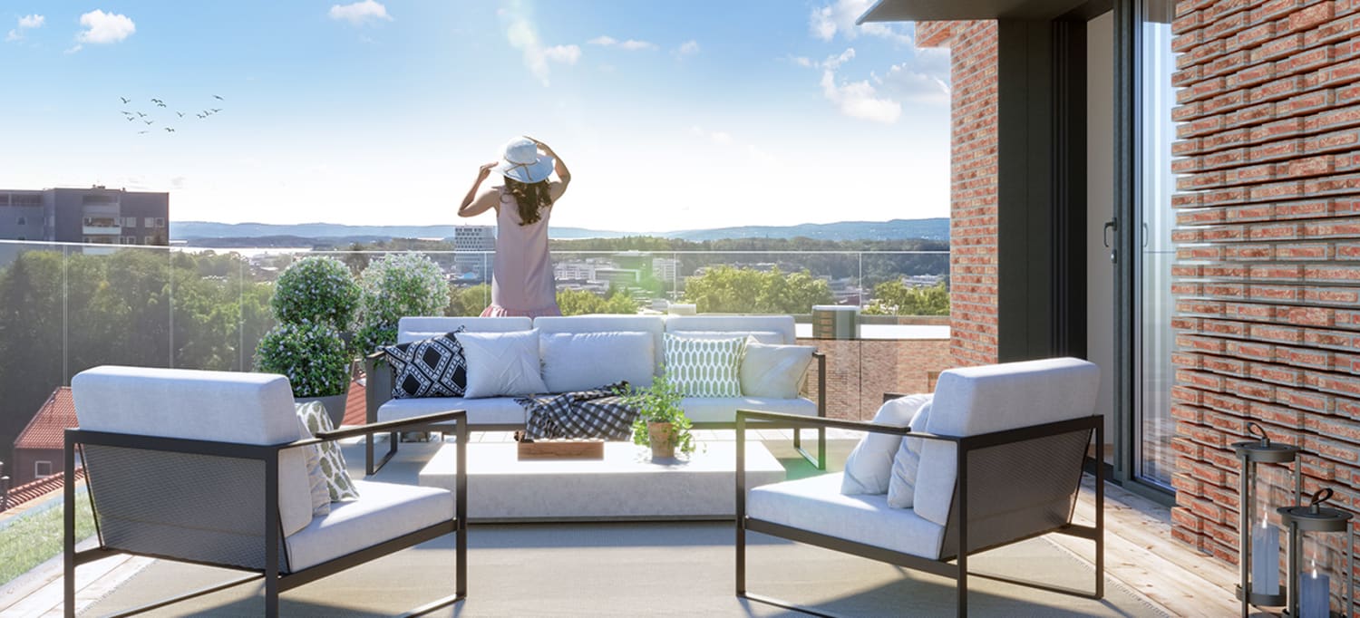 Takterrasse i Hoffsveien hage. Dame som ser utover Oslo.