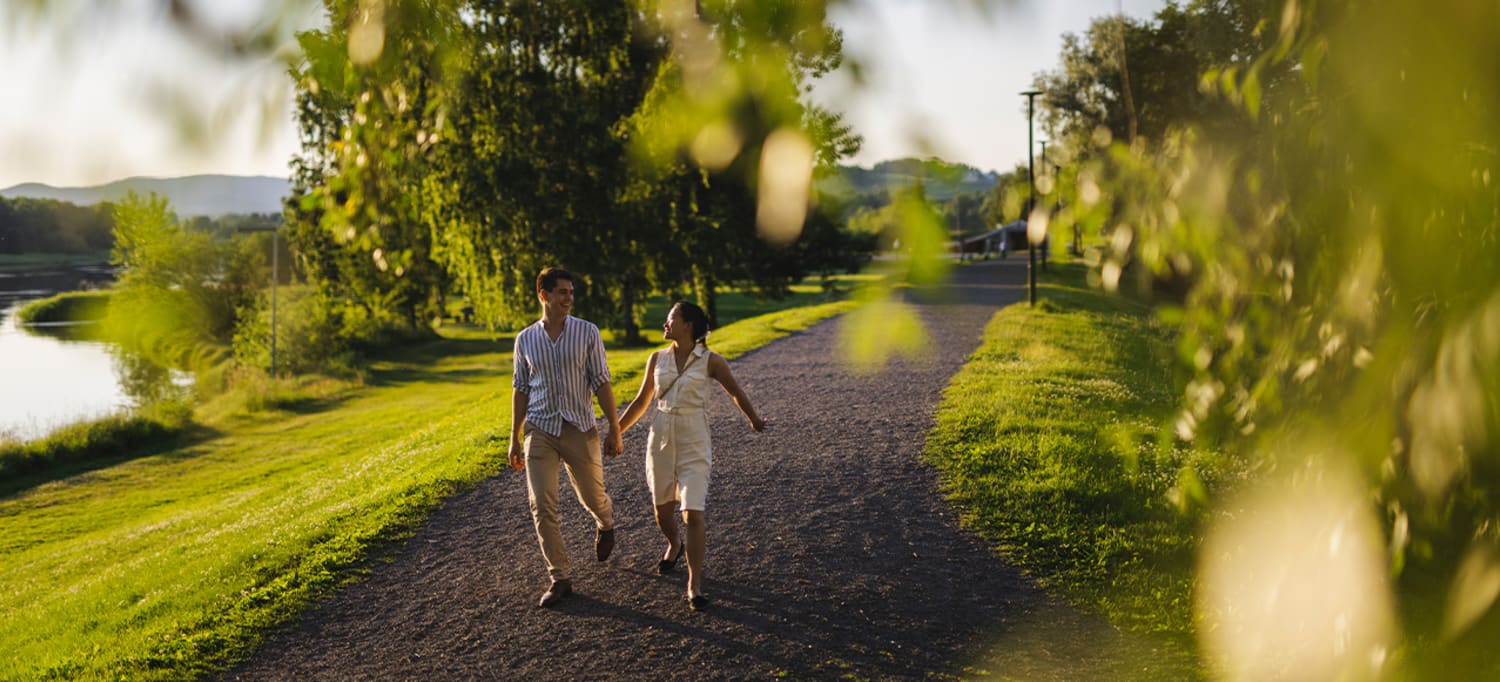 Par går tur i en park