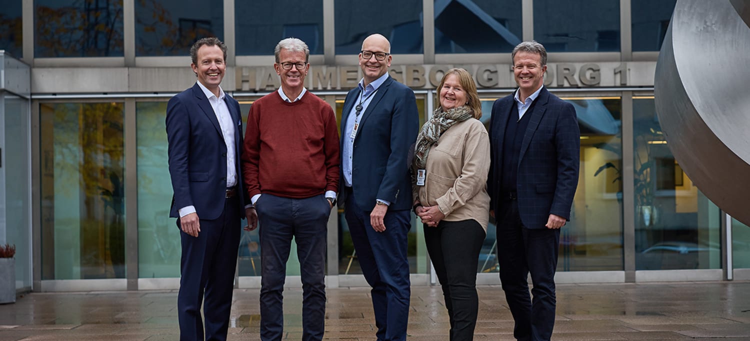 Foto av fem ledere i OBOS Eiendom foran Hammersborg Torg. Fra venstre Øystein Embretsen, Odd Rune Tenfjord, Tor Kjetil Dedekam Pedersen, Elisabeth Sverdrup Braaten og Thor L. Bareksten.