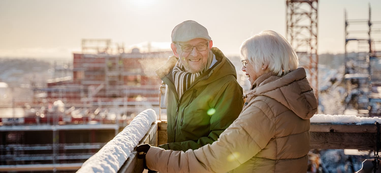 Foto av kjøperne Svein og Torunn som ser på byggingen av leiligheten sin i Haraldåsen.