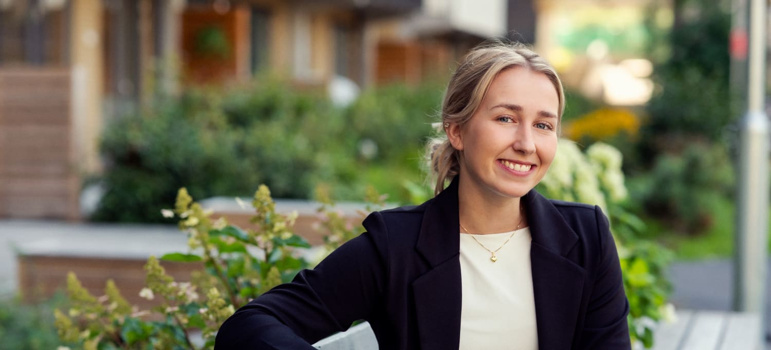 Summer intern Sigrid smiler til kameraet.
