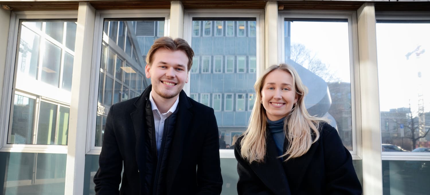 Sigrid og Jakob foran OBOS sitt hovedkontor sittende.