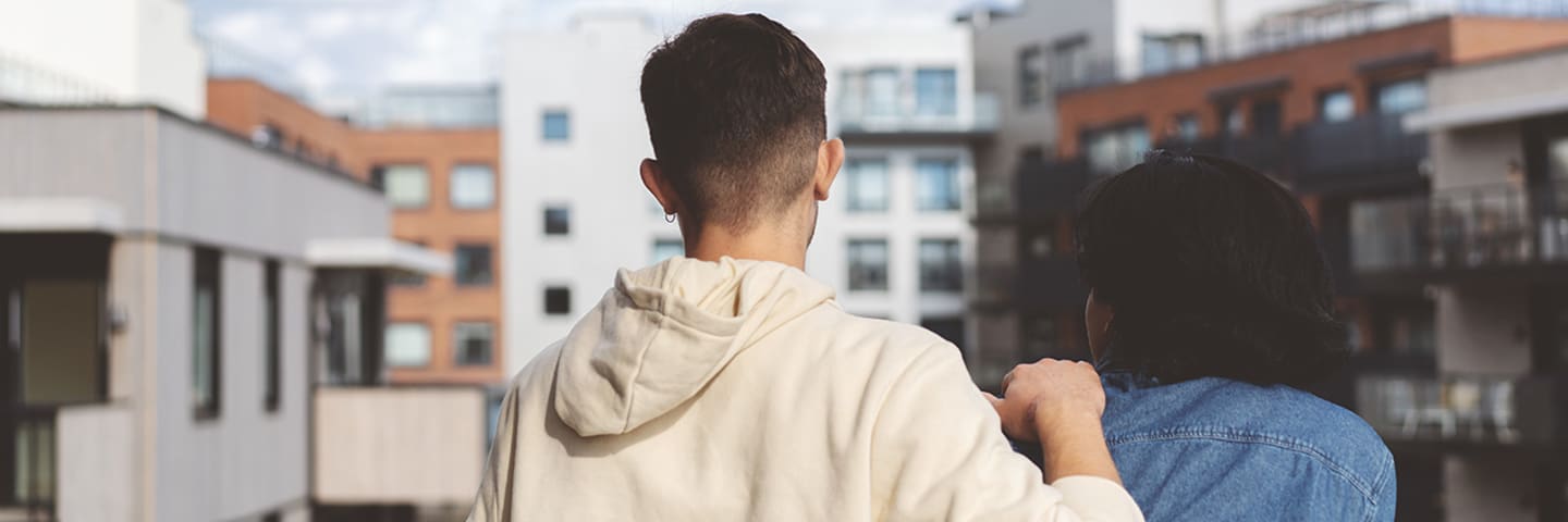 ungt par på visning sjekker ut utsikt bakfra