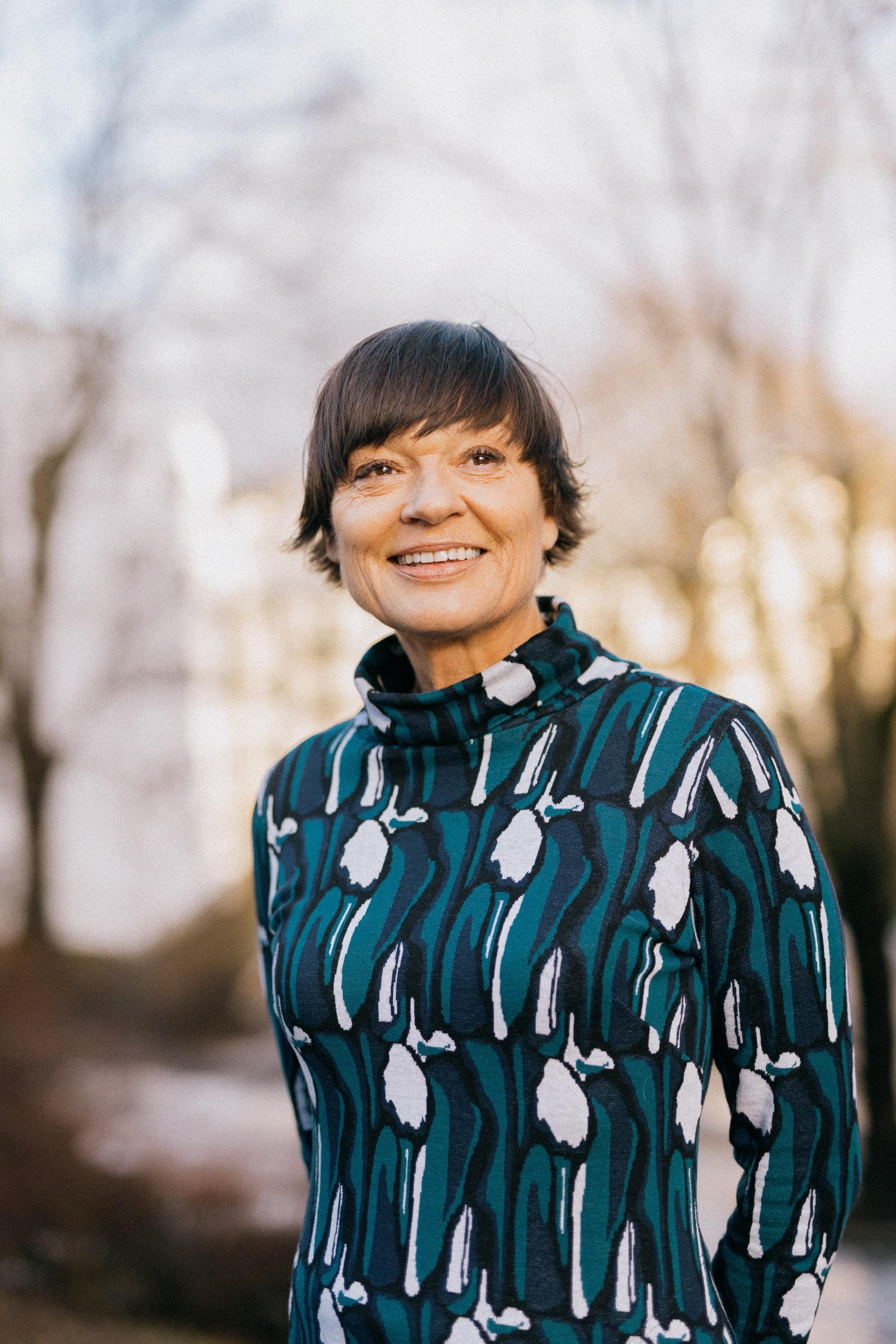 Portrett av Christina Farmen i OBOS-banken utendørs.