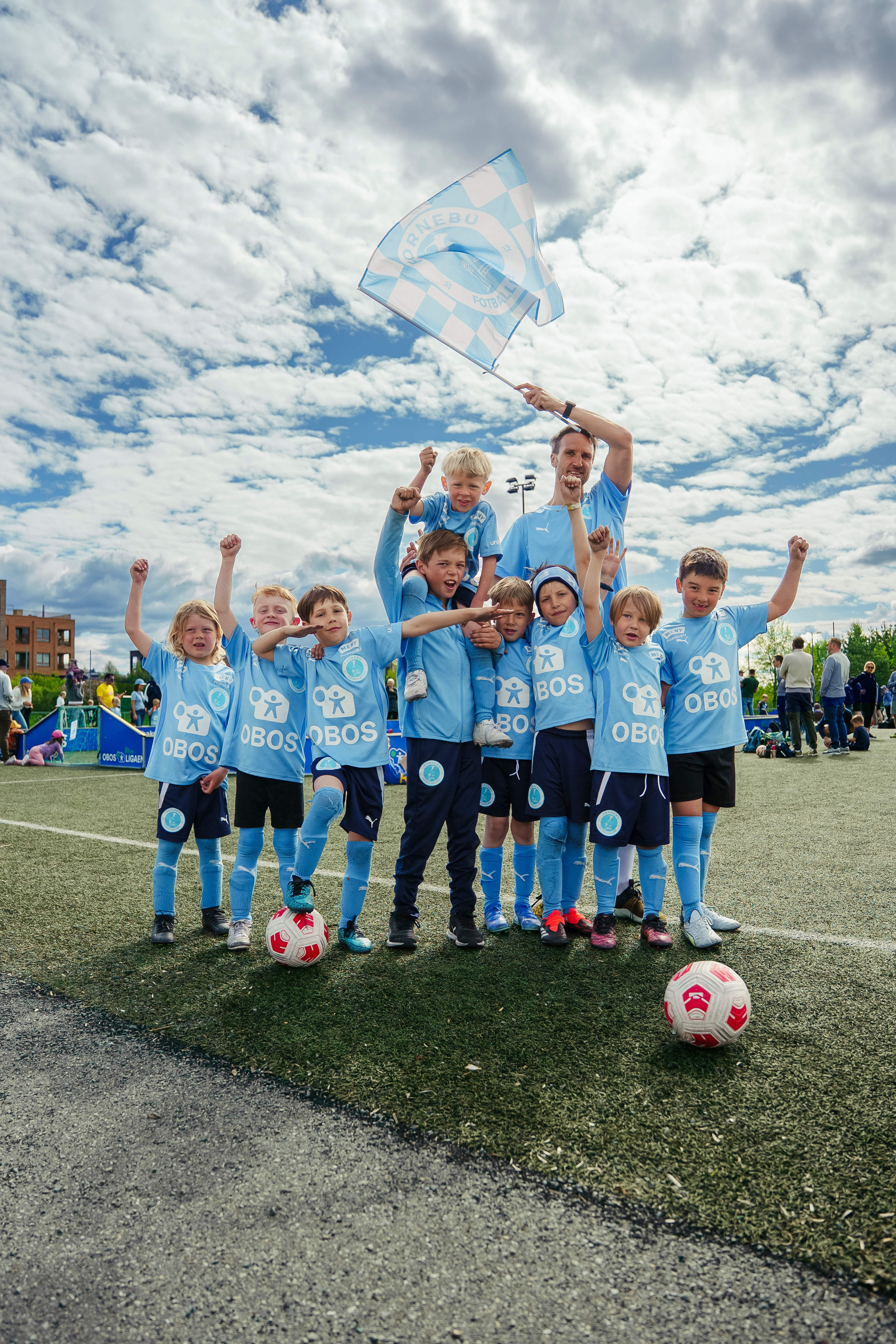 Aksel Kristoffer Solvang og ungene i Fornebu FK feirer.