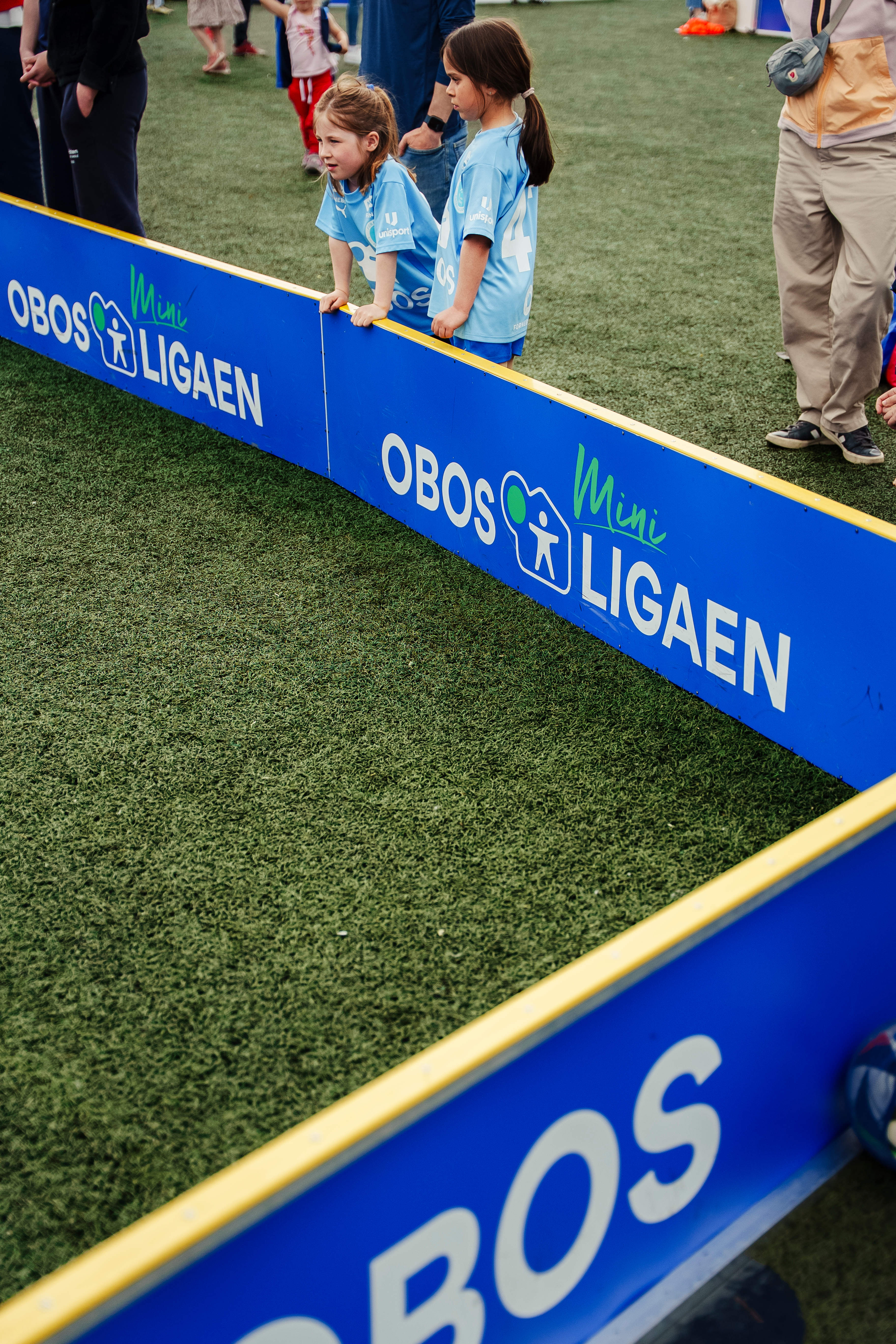 Liv og Novalie følger med på en av kampene fra sidelinja.