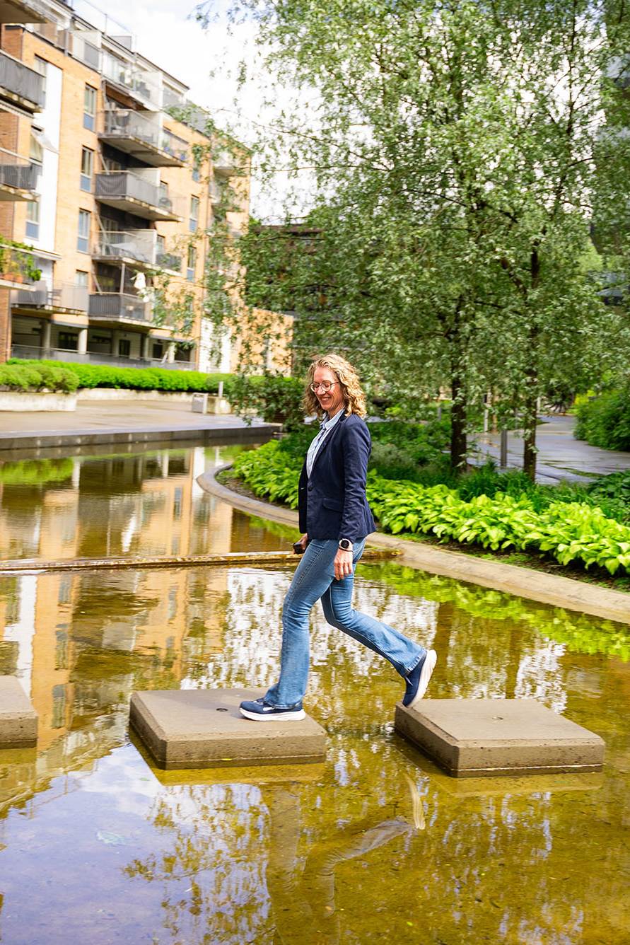 Ellen Holter i Oras går en tur i nærområdet i Kværnerbyen.