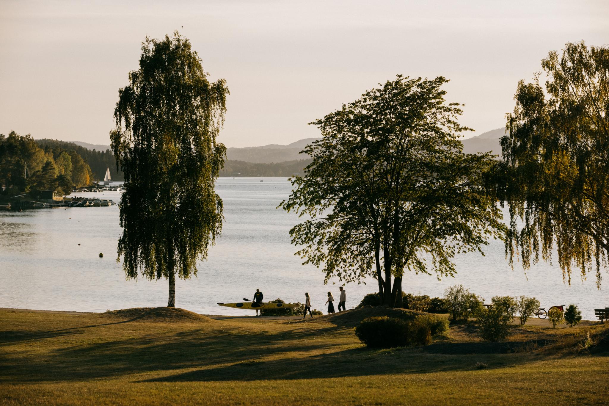 Familie leker på stranden på Fornebu