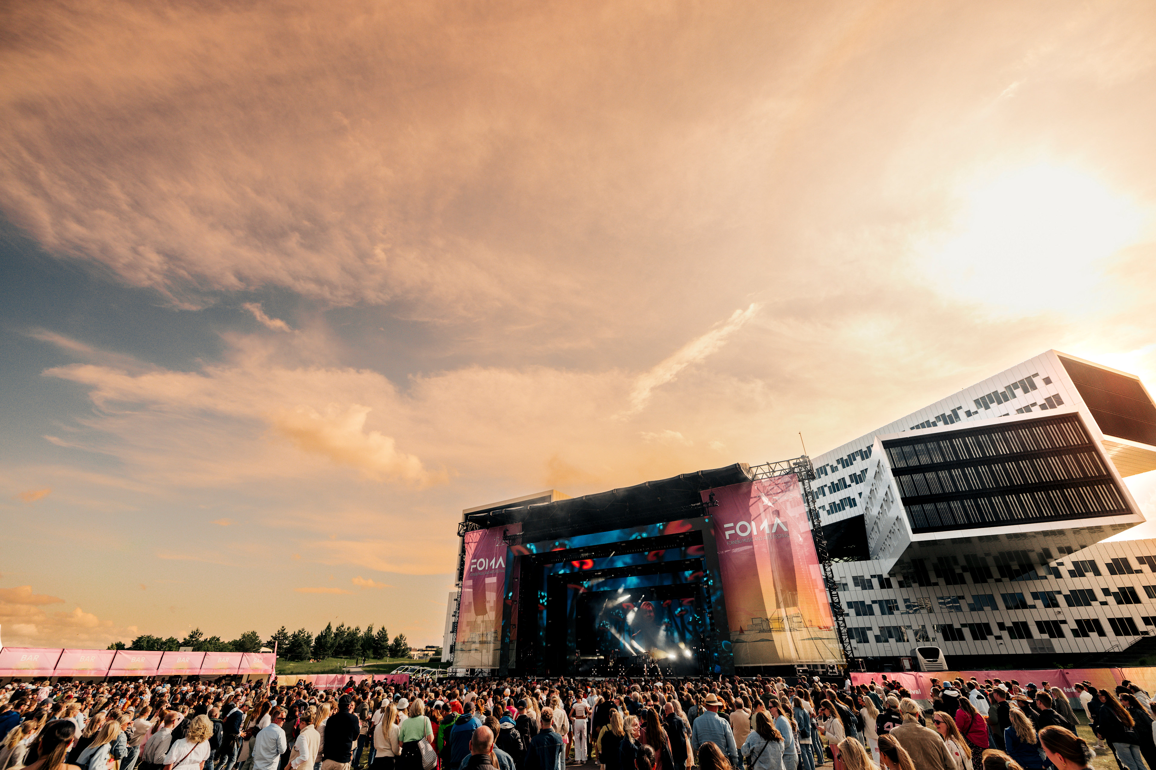 Foto av utsikten mot scenen på Fornebu under FOMA festival med publikum.