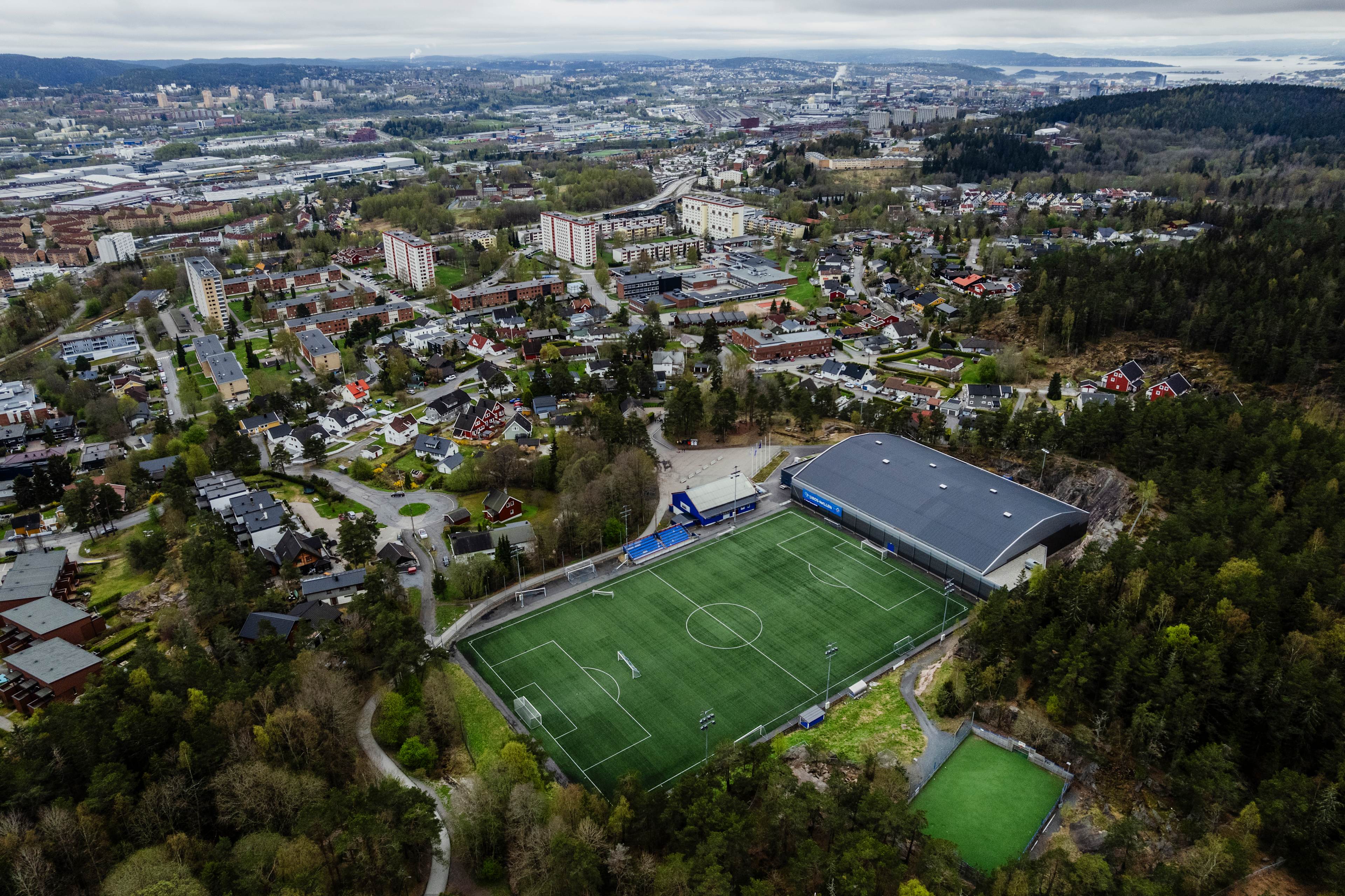 Foto av OBOS-hallen og tilhørende fotballbane, sett ovenfra, med Rødtvet og Ammerud i bakgrunnen.