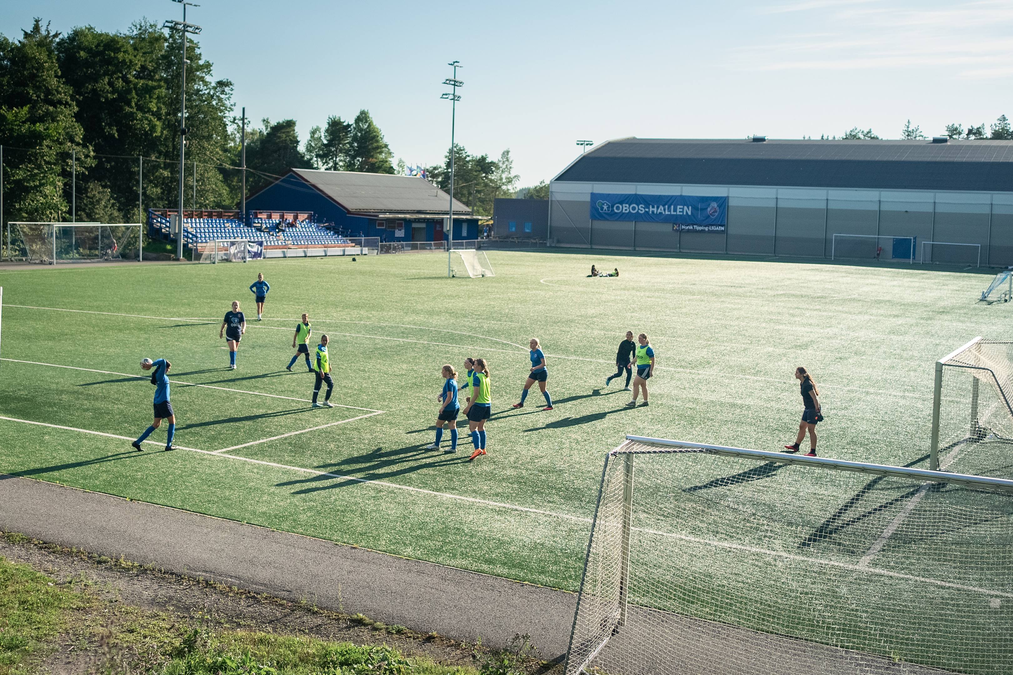 Foto av SF Grei på fotballbanen utenfor OBOS-hallen.