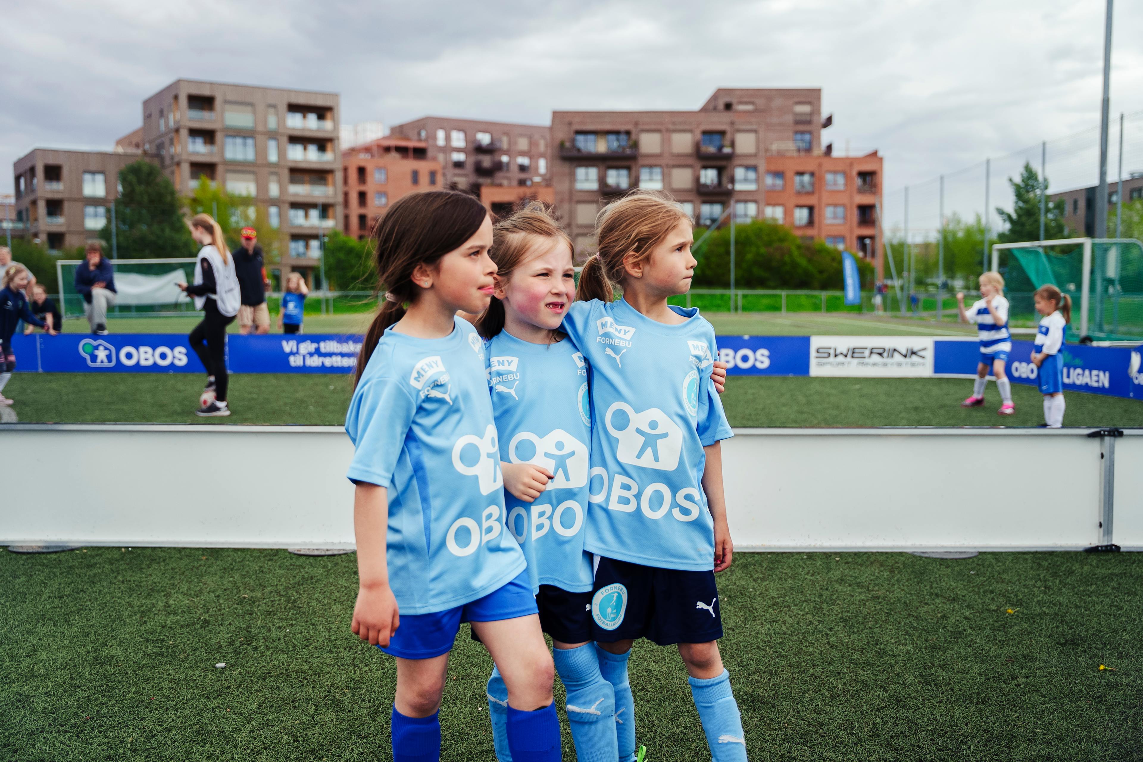 Novalie, Liv og Jenny holder rundt hverandre mens de går av banen.
