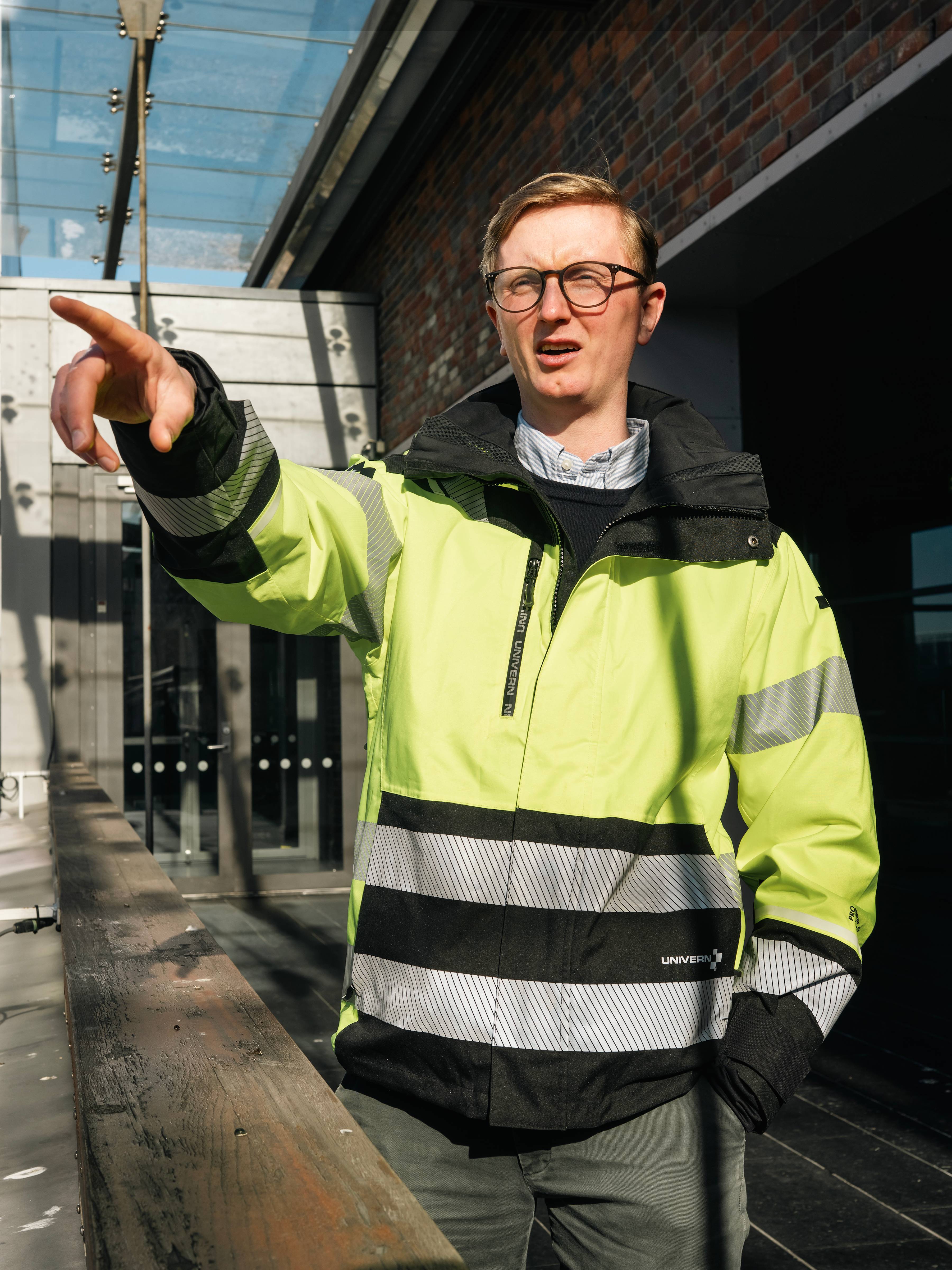 Foto av Peter Pay, prosjektleder for infrastruktur i OBOS, som står og peker.