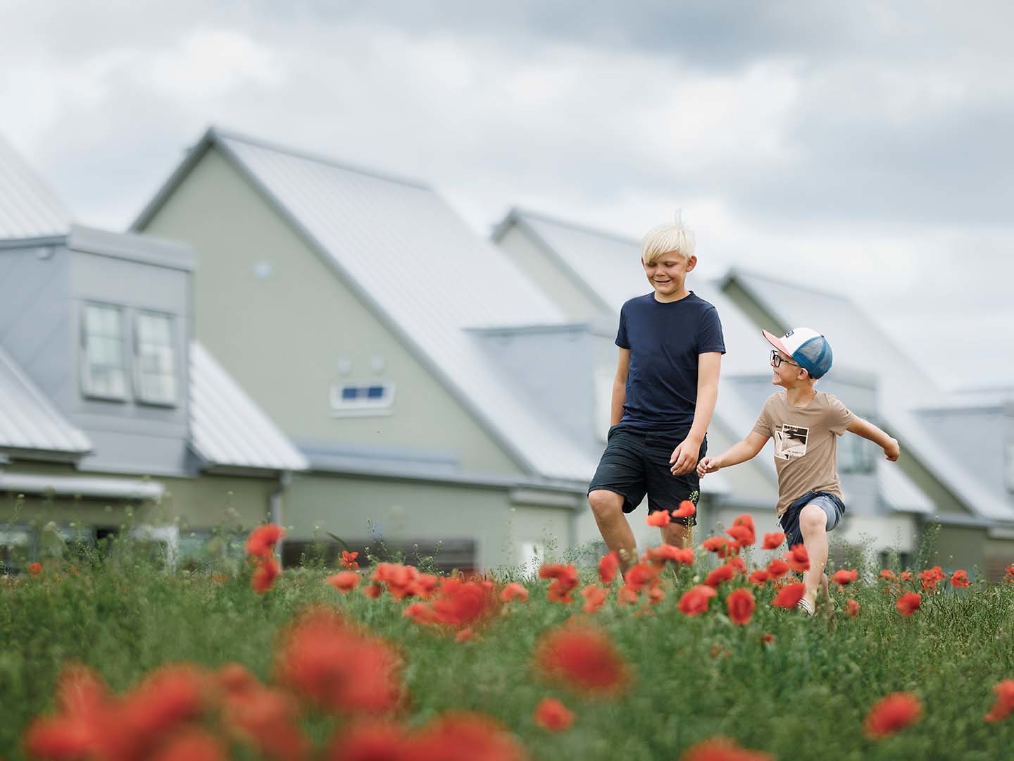 Barn som promenerar på en äng