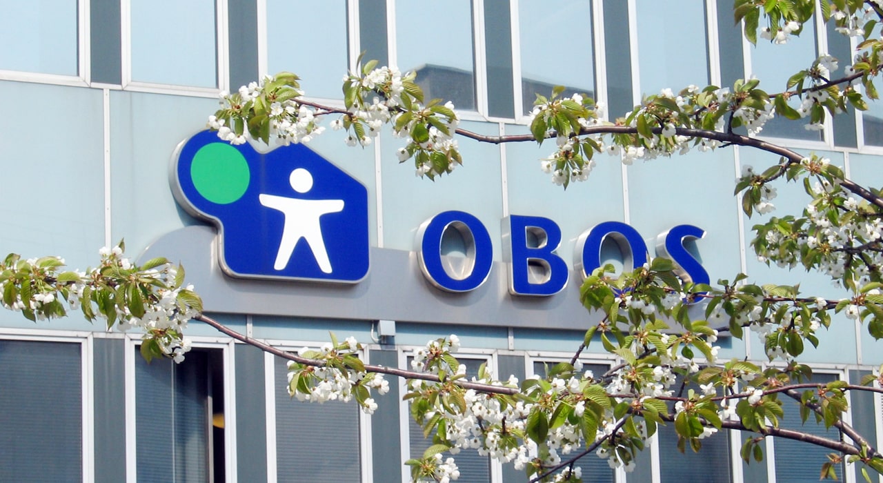 Bilde av fasaden på et kontorbygg med OBOS-logoen