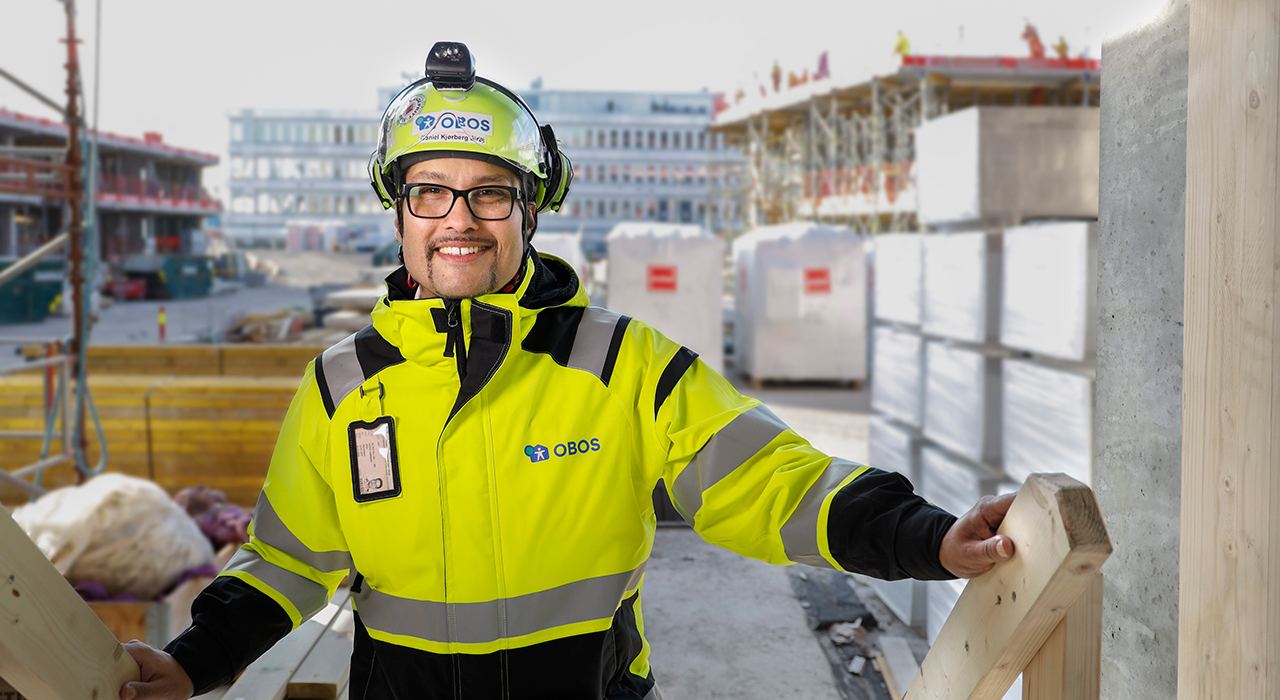 OBOS-sjef Daniel Kjørberg Siraj på en byggeplass.
