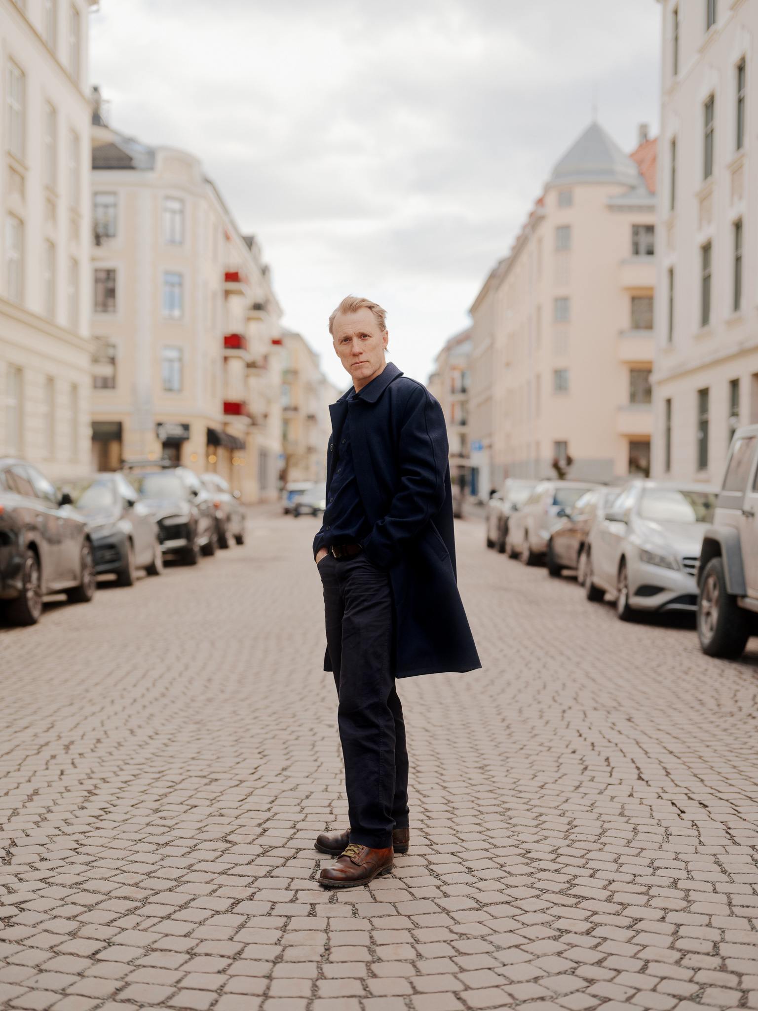Thorbjørn Harr står midt i en brosteinsbelagt gate.