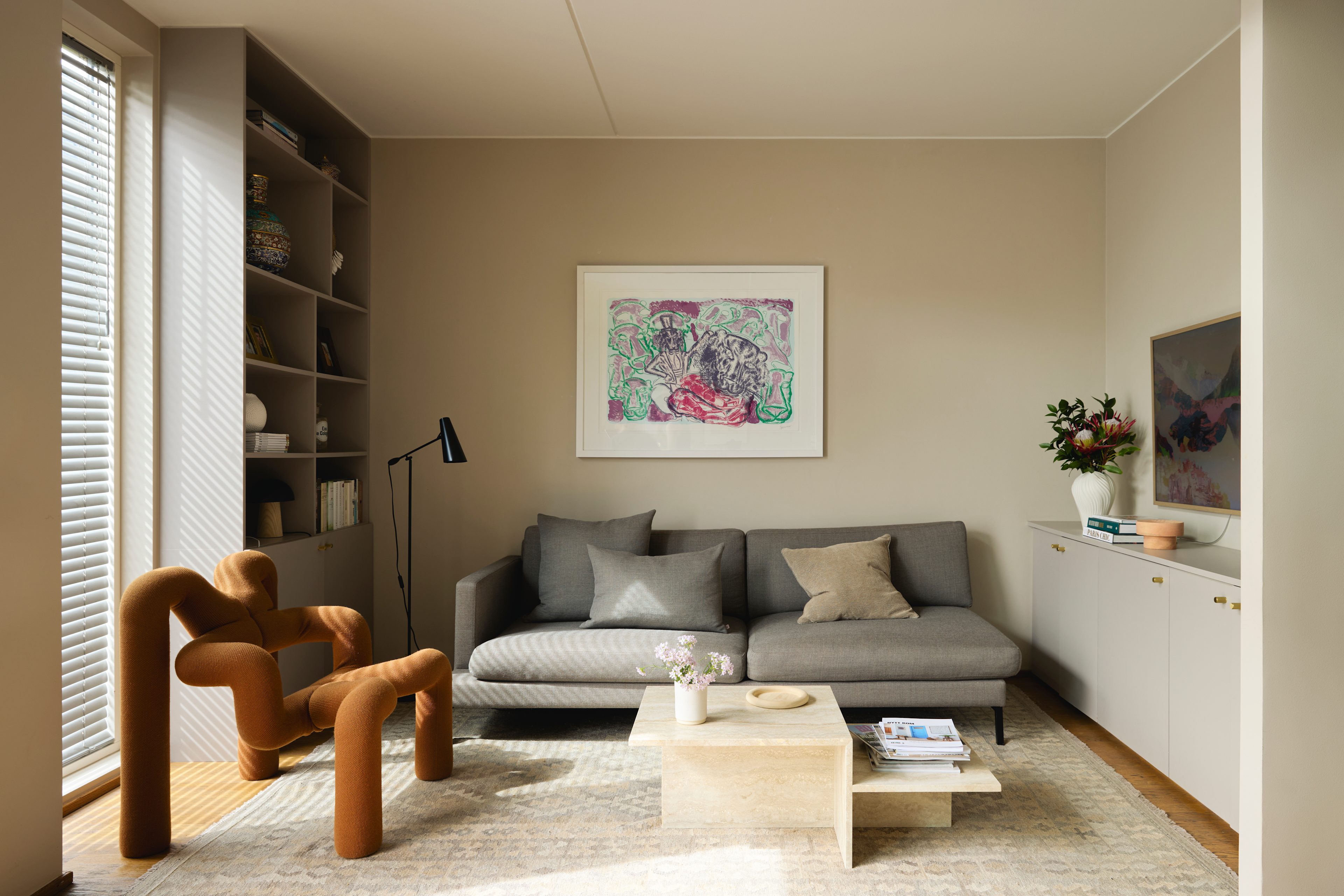 I stua i leiligheten på Marienlyst står det en grå Slettvoll-sofa og designstolen Esktrem fra Varier.