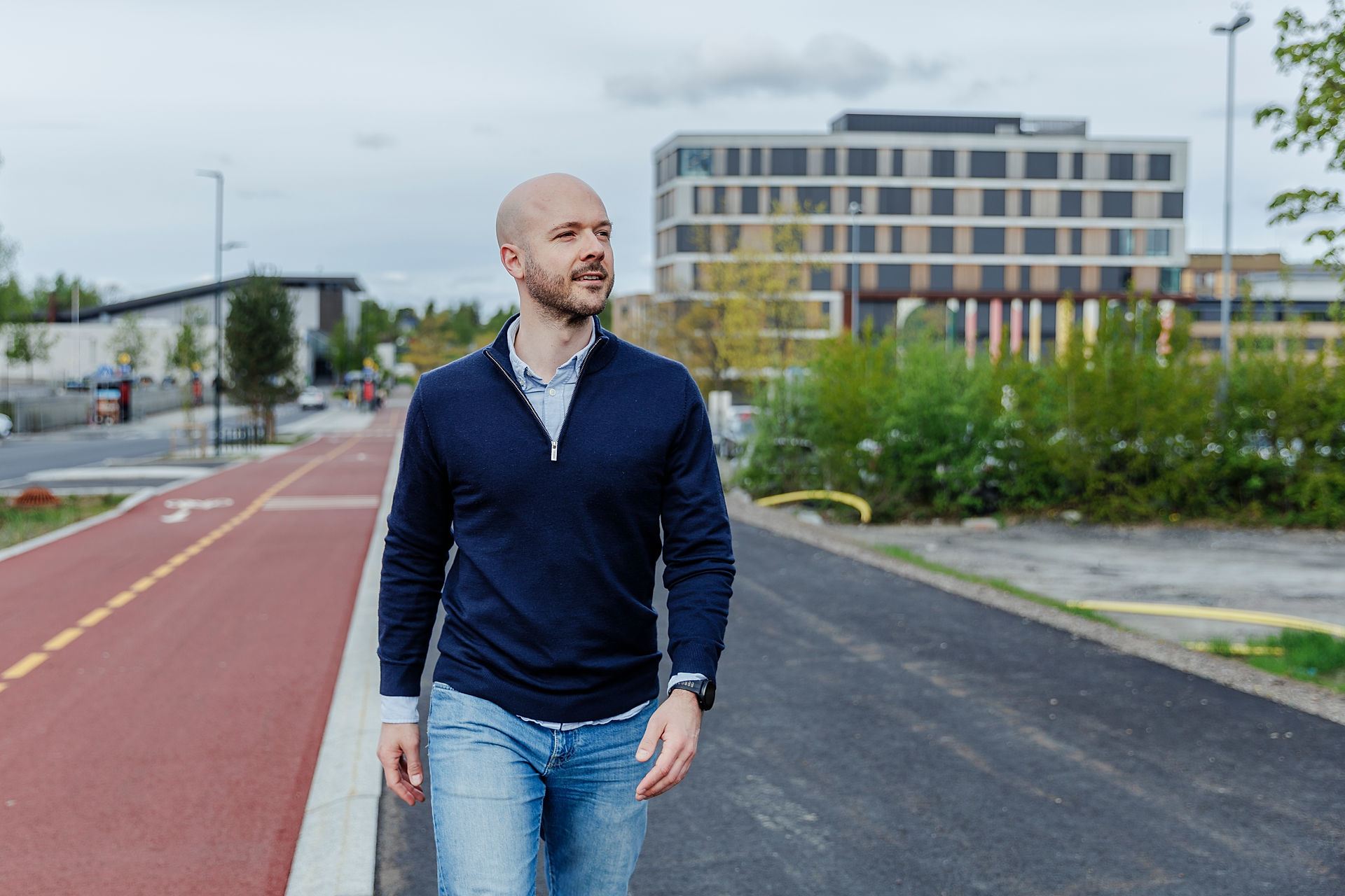 På bildet går Simen Sjøvold Skavang ved siden av et helt nytt sykkelfelt på Furuset i Oslo.