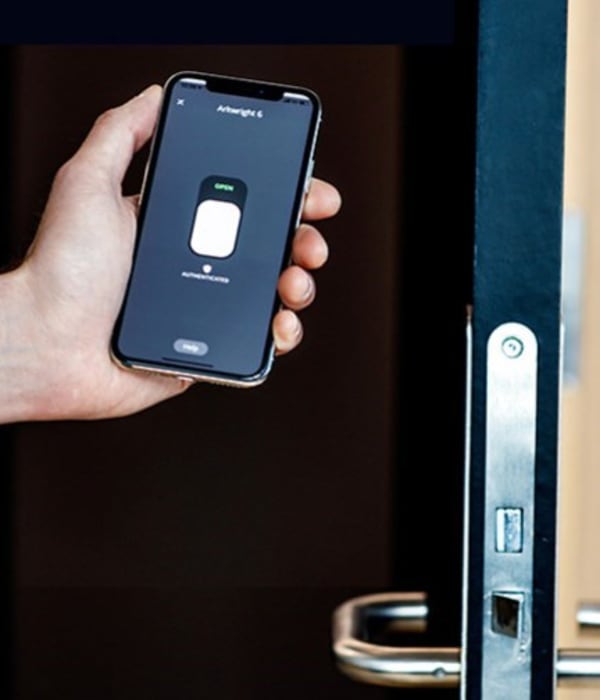 Viser hvordan man kan bruke digital nøkkel på mobil til å åpne dører