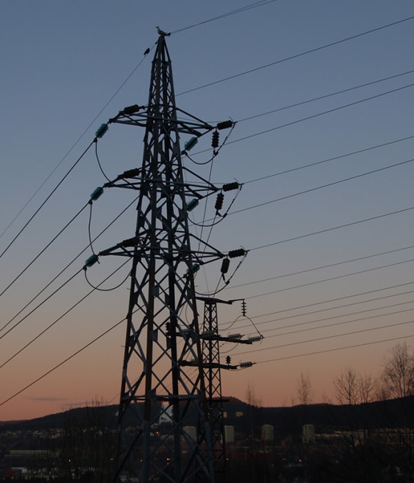 Stor strømmast i solnedgang