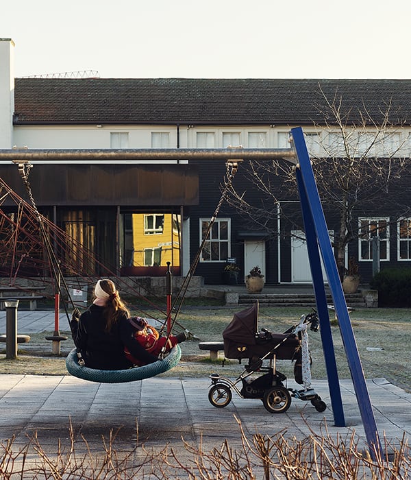 Mor og barn på lekeplass på Løren