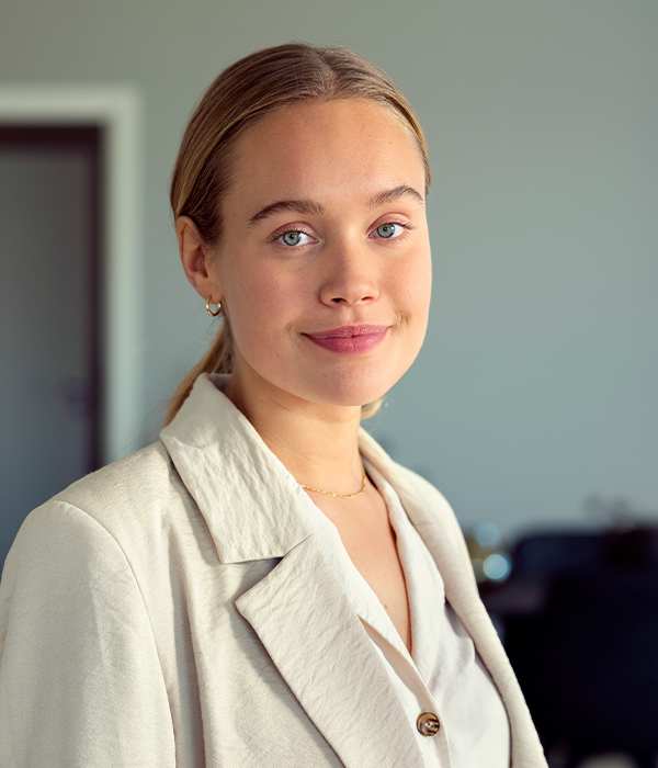 Portrett av megler som smiler til kamera