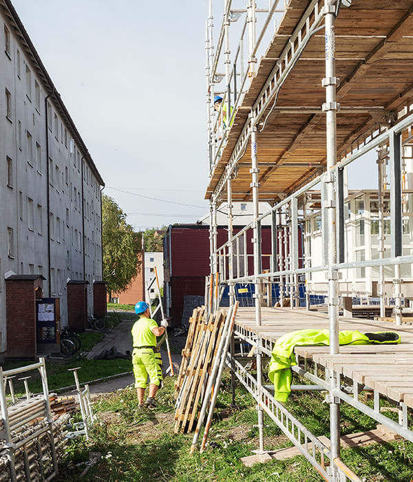 Foto av en arbeider som jobber med rehabilitering på en byggeplass.