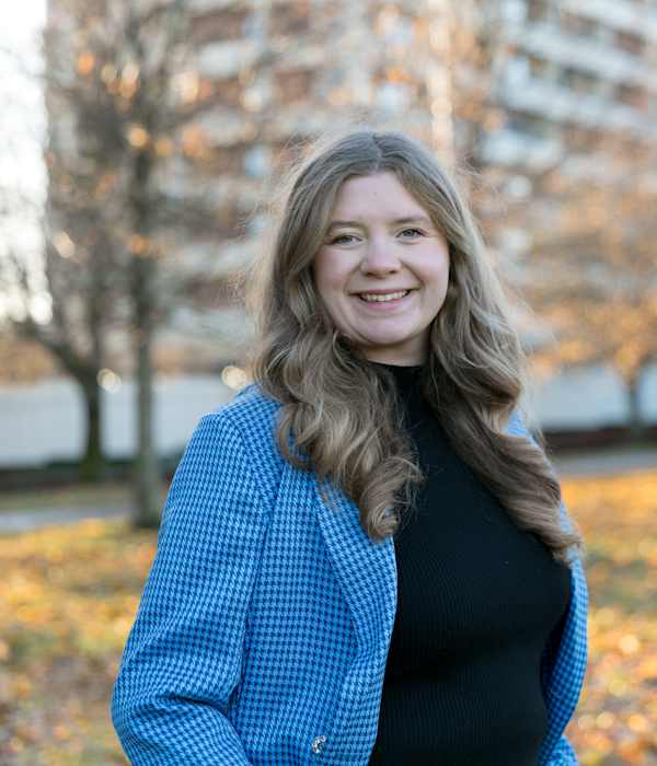Eiendomsmegler Birgitte Græsholt smiler til kameraet.