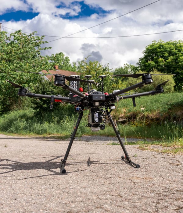 Bilde av en stor, sort drone fra Senseloop som står på bakken