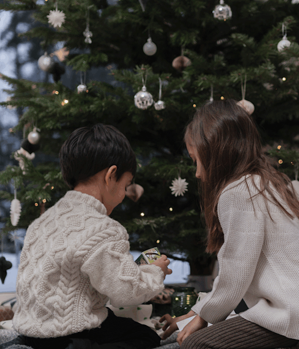 Barn som tittar på jul