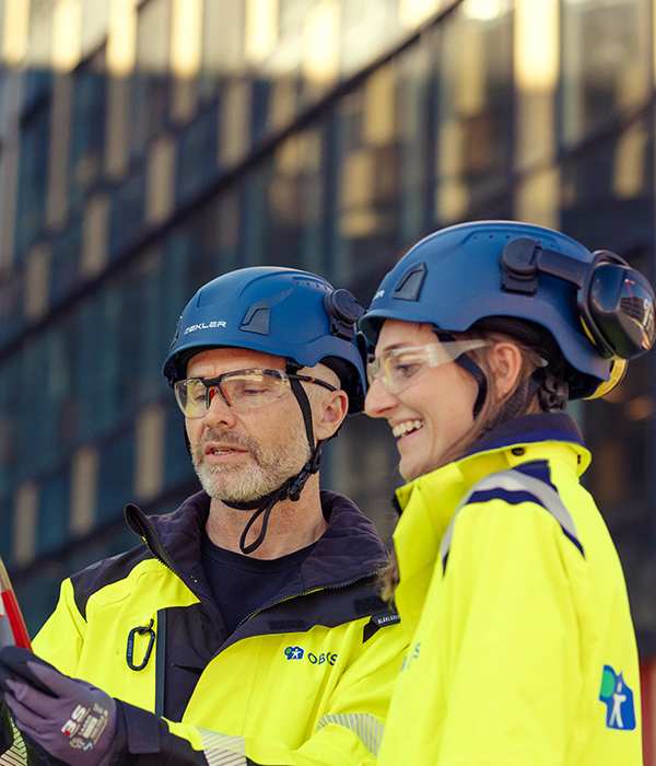 Tre OBOS-ansatte er på byggeplassen ved Construction City på Ulven.
