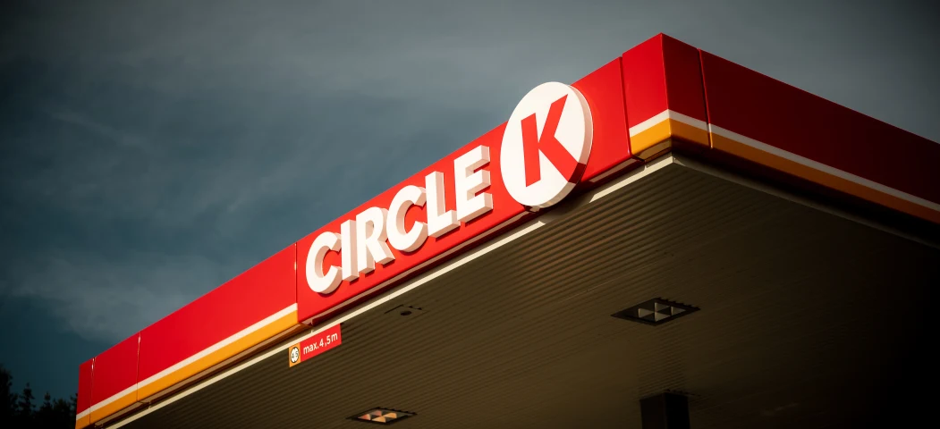 Taket på en Circle K stasjon med logoen.