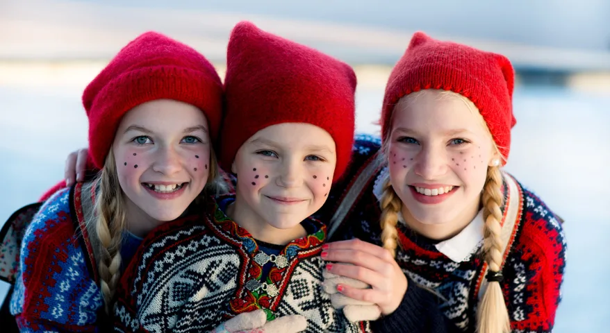 Bilde av jente på julemarkedet til Norsk Folkemuseum